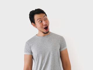 Obraz premium Man with a beard and a surprised expression on his face