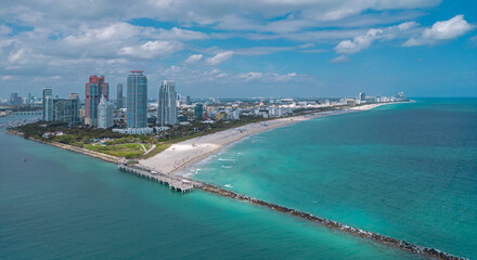 Obraz premium Miami Beach city aerial view. Miami ocean shore. Miami coastal cityscape. Miami Beach downtown.