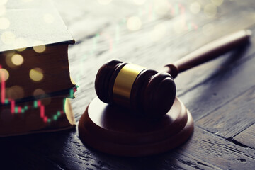 Obraz premium Wooden judge gavel and legal book on wooden table