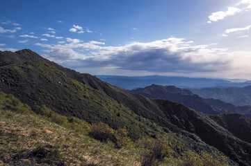 Obraz premium Beautiful mountain range under the sunny sky with clouds