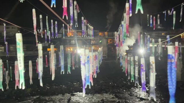 田舎, 鯉のぼり, 古びた宿, 温泉街, 湯けむり, 空, カラフル, 川, 夜