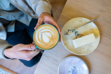Close-up of man's hands holding coffee at bar © Stock Latino