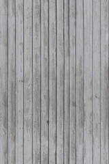 Obraz premium Old wooden wall with vertical planks in outdoor setting