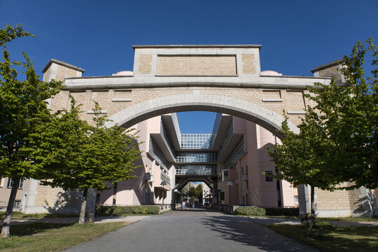 All&eacute;e Maryam Mirzakhani le long de la halle tony garnier &agrave; Lyon 7, &Eacute;cole Normale Sup&eacute;rieure de Lyon - Site Jacques Monod