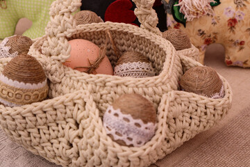 Obraz premium Easter gift: a handmade crochet basket with decorative Easter eggs