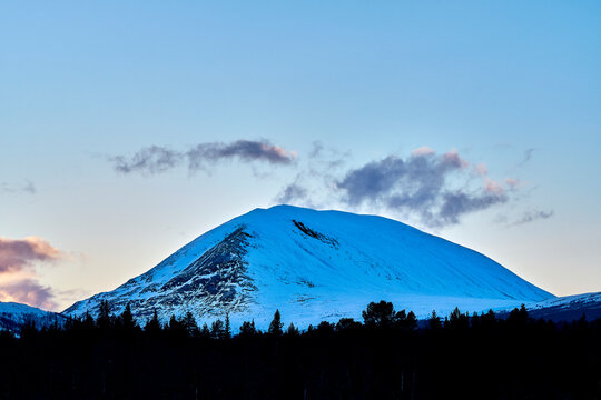 Heidalsmuen Mountain seen from the County Road 255 between Vinstra and Sk&aring;bu, Norway, April 2026.