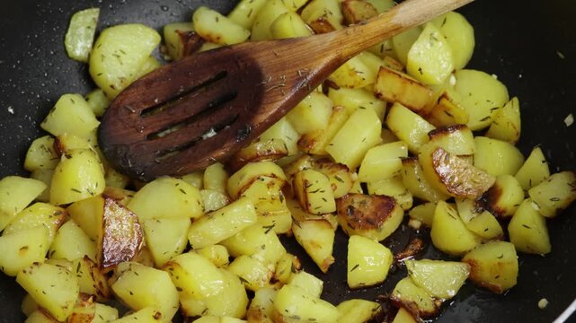 Pommes terre rissol&eacute;es cuisant dans une po&ecirc;le