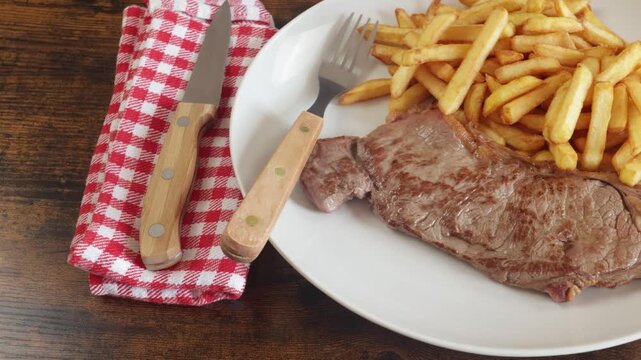 Entrec&ocirc;te de boeuf grill&eacute;e et frites	