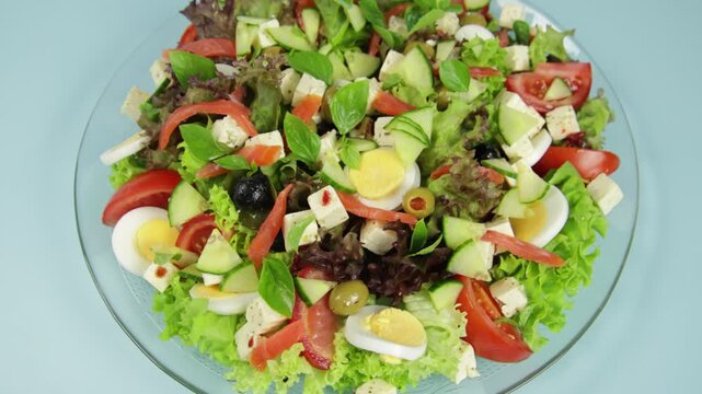 Salade compos&eacute;e fra&icirc;che avec feta, tomates, concombre et olives, cuisine m&eacute;diterran&eacute;enne saine