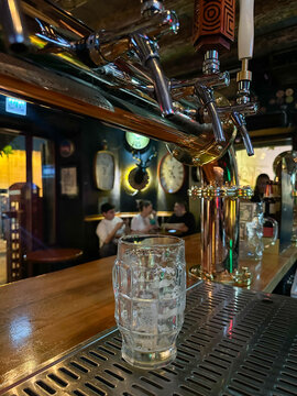 Barra de cerveza con grifo met&aacute;lico