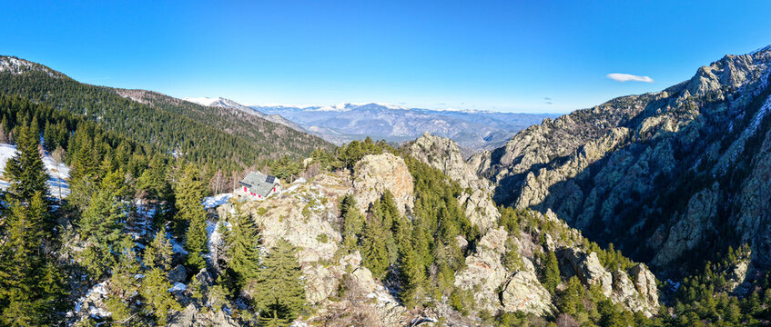 Panorama du refuge de Mariailles situ&eacute; dans les massif du canigou dans le d&eacute;partement des pyr&eacute;n&eacute;es orientales en r&eacute;gion occitanie.