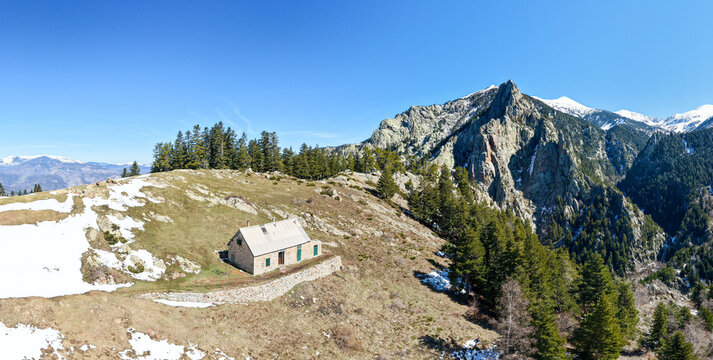 Panorama du refuge d'hiver de Mariailles situ&eacute; dans les massif du Canigou dans le d&eacute;partement des pyr&eacute;n&eacute;es orientales en r&eacute;gion Occitanie.