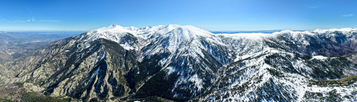 Grand panorama a&eacute;rien de la face ouest du massif  Canigou dans les pyr&eacute;n&eacute;es orientales en r&eacute;gion occitanie en avril 2026 .