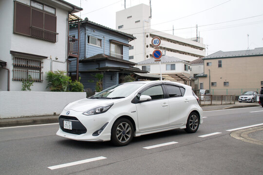 走行中のコンパクトカー　