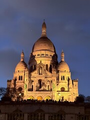 Obraz premium Moonlit glow crowns Sacré‑Cœur, illuminating Montmartre with serene, timeless Parisian beauty.