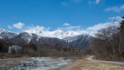 冠雪の北アルプスと清流　長野県白馬村 © RATM