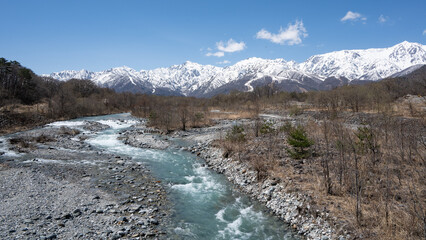 冠雪の北アルプスと清流　長野県白馬村 © RATM