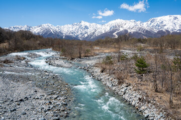 冠雪の北アルプスと清流　長野県白馬村 © RATM