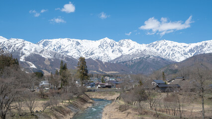 冠雪の北アルプスと清流　長野県白馬村 © RATM