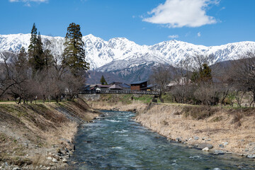 冠雪の北アルプスと清流　長野県白馬村 © RATM