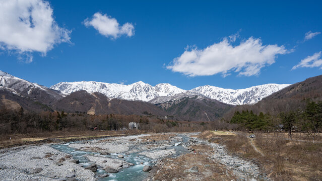 冠雪の北アルプスと清流　長野県白馬村