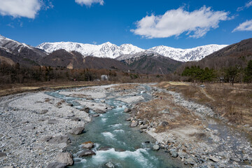 冠雪の北アルプスと清流　長野県白馬村 © RATM