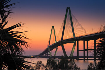 Obraz premium sunset view of the Ravenel Bridge across the Cooper River in Charleston