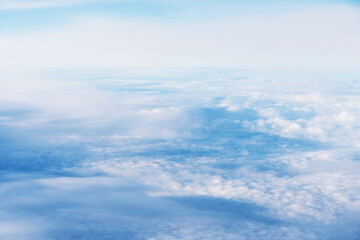 Naklejka premium Serene aerial view of fluffy white clouds drifting across a sky