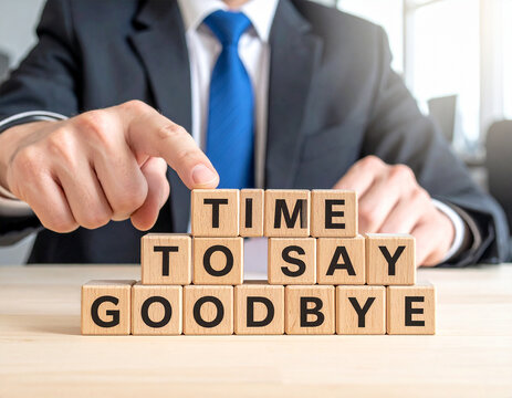 Time to say Goodbye - Geschäftsmann zeigt auf den Text "Time to say Goodbye"
