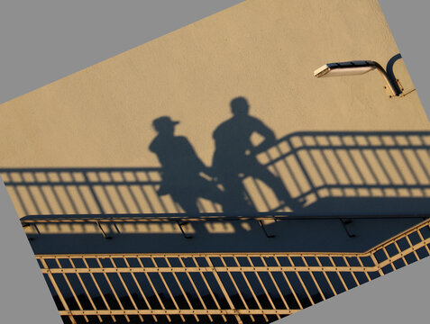 Schattenbild von zwei Personen