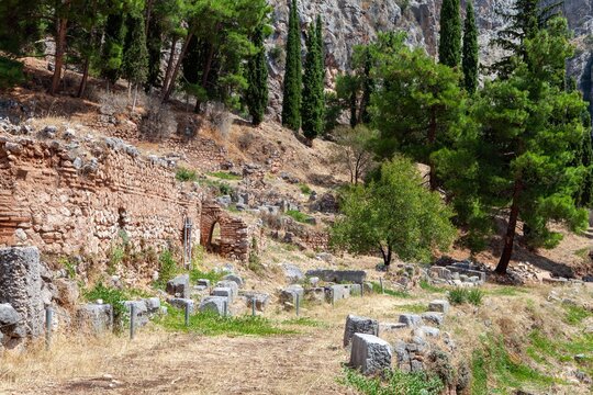 Voie sacr&eacute;e le long du temple d'Apollon &agrave; Delphes