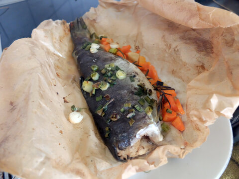 Forelle mit Gem&uuml;se im Backpapier gegart