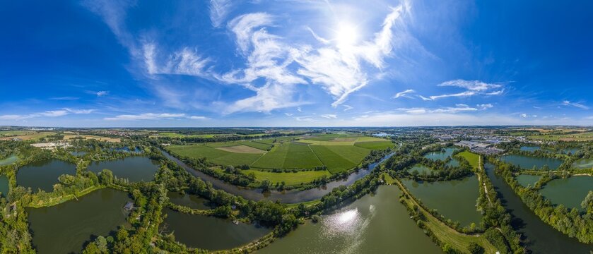 Ausblick auf die Weiherlandschaft bei Erbach im Alb-Donau-Kreis s&uuml;dwestlich von Ulm