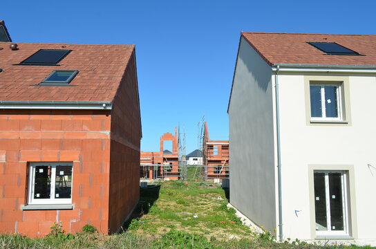 Nouvelles constructions dans un lotissement. (france)