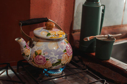 pava calentando agua en la cocina con equipo de mate de fondo, ma&ntilde;ana tradicional en Misiones