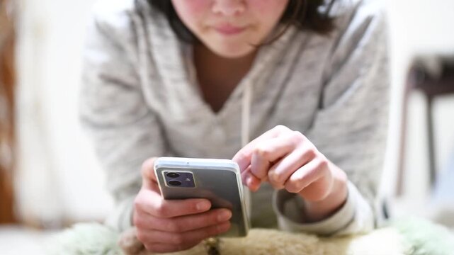 スマートフォンを見る女の子