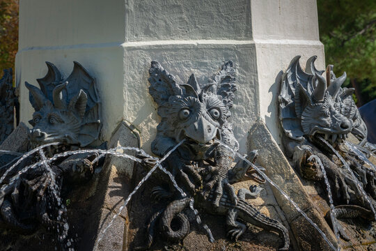 Fuente demoniaca en el Parque de El Retiro (Madrid, Espa&ntilde;a)