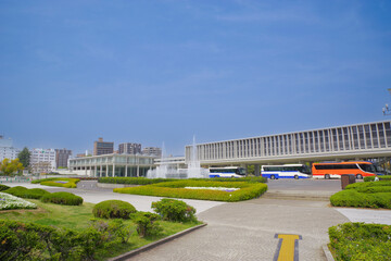 Fototapeta premium 青空の下に広がる広島平和記念資料館