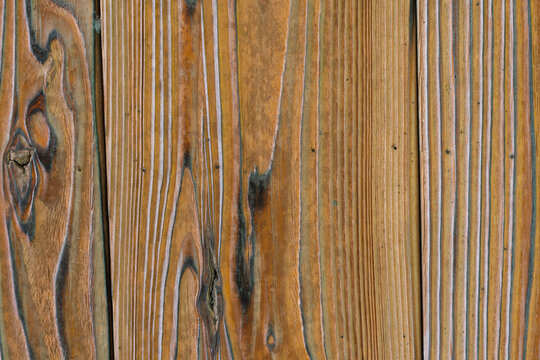 使い込まれた天然木のスギ板のテクスチャ。経年変化による味わい深い木目と節のある茶色の木製背景素材。和モダンな建築やDIY、リノベーションのイメージに最適なウッドパネルのクローズアップ。