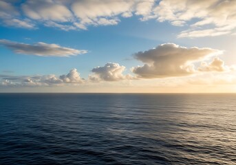 Obraz premium Ocean view with clouds and sunlight during the day.
