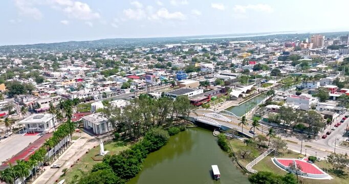 The
Laguna del Carpintero, located in the heart of Tampico, Tamaulipas, is famous for being a unique urban ecosystem where nature and the city coexist, standing out mainly for its large population of 