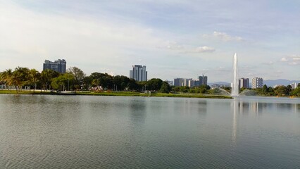 Obraz premium Scenic view of Titiwangsa Lake Gardens in Kuala Lumpur, Malaysia