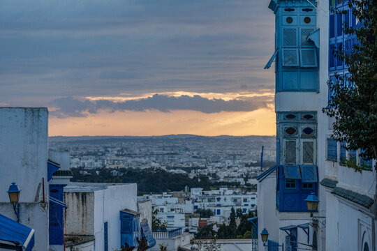 Vue sur Tunis depuis le village de Sidi Bou Sa&iuml;d au coucher du soleil