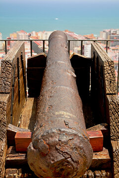 lufa zabytkowej armaty na tle krajobrazu i miasta, the barrel of an antique cannon against the background of the landscape and the city,