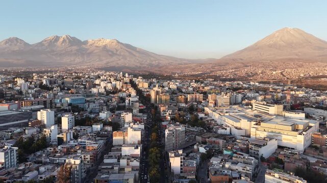Vista a&eacute;rea de Arequipa con los volcanes de fondo