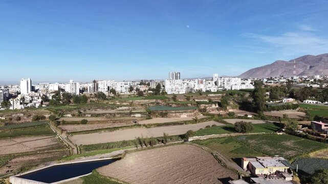 Vista a&eacute;rea de la campi&ntilde;a de Arequipa con edificios de fondo