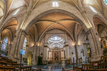 Obraz premium VALENCIA, SPAIN - MARCH 28, 2022: Interior of Valencia Cathedral, St Mary's Cathedral, a Roman Catholic church in Valencian Gothic architectural style. Consecrated in 1238 and groundbreaking in 1262.