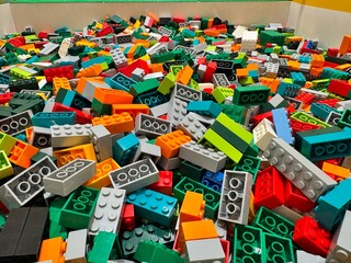 Naklejka premium Bangkok Thailand, April 13, 2026: Colorful Lego bricks are piled together in a toy storage box.