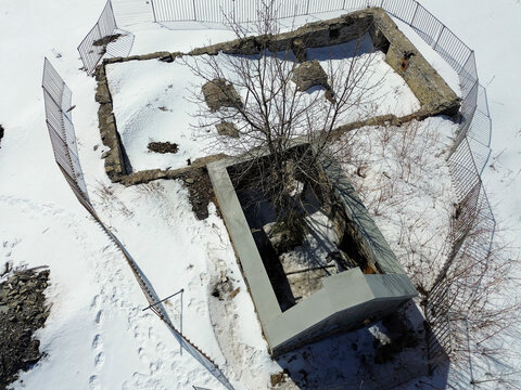 Ruines d'une vieille maison de pierre et de bois en hiver. Maison ancestrale incendi&eacute;e. Qu&eacute;bec, Canada.	
