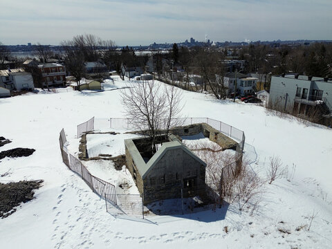 Ruines d'une vieille maison de pierre et de bois en hiver. Maison ancestrale incendi&eacute;e. Qu&eacute;bec, Canada.	